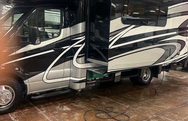 warning please do not drive the RV if it is expand as you see in the picture