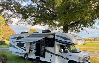 The Queen Bea: Class C 2018 Jayco Greyhawk 31FS