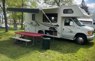 Adventure Awaits in This 2004 Thor Motor Coach!!