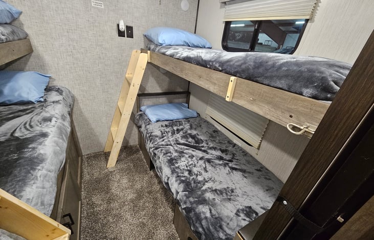 BUNK ROOM OPTION SLEEPING FOR 4. BEDS CAN BE CONFIGURED 2 DIFFERENT WAYS. 4 SINGLE BEDS OR FULL SIZE BED OPTION