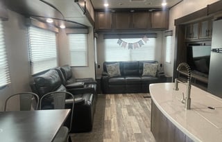 Gorgeous 5th wheel for large group - sleeps 8!