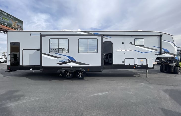 Entrance/Outdoor Kitchen/Awning Side