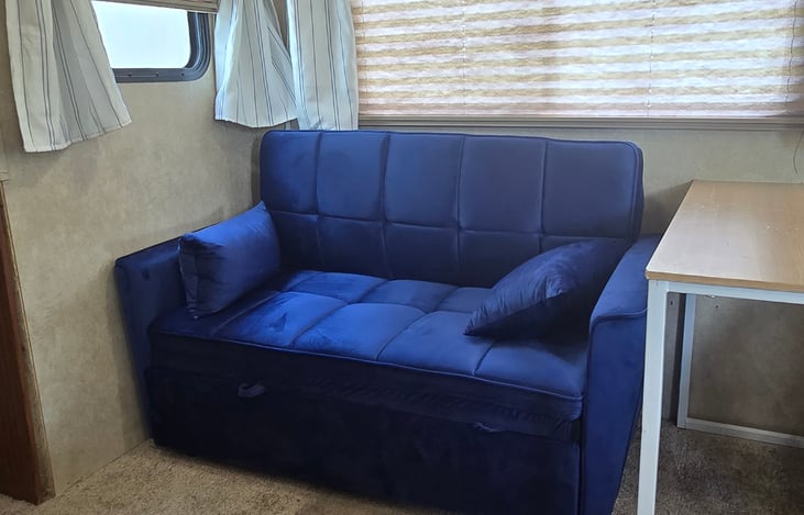 Pull out couch to sleep 1-2