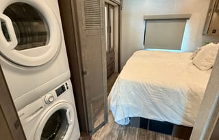 Thor Hurricane 34R ***King Bed & Washer/Dryer***