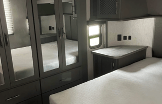 Grand Design Momentum 350G **Toy hauler (OKFL2209)