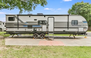 SLEEPS 6 + Outdoor fridge & Grill