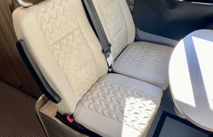 Three point safety belts/Dual front airbags