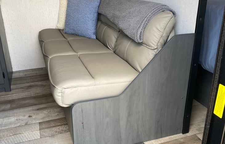 Scissor jack couch with fold down middle console cup holders