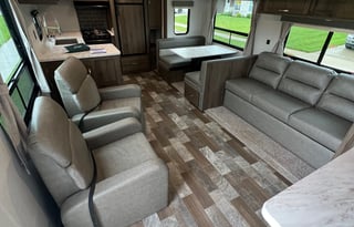 2020 EAST TO WEST Memories & and relaxation RV