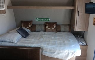 2025 20' Bunkhouse with Front RV Queen Bed, Cute!