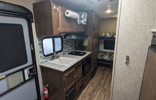 Fun-Sized Family Camper <4000lbs! Features Galore!