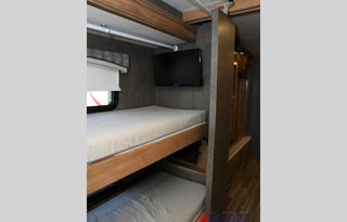 2018 Thor Motor Coach Miramar 37.1