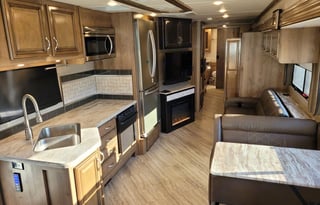 DELIVERY: 2019 Bounder - 2FB - 3 Bunks - Washer