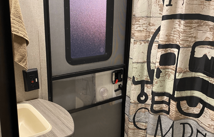 Bathroom shower/bathtub and toilet