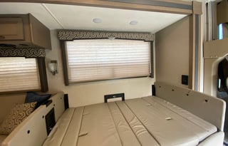 2021 Thor Hurricane 36' 1 1/2 baths