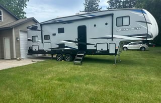 Beautiful, Clean, Modern 5th Wheel, Arctic Wolf