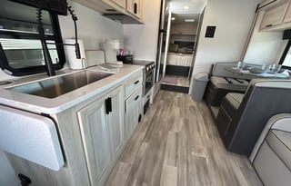 C-1 "Dragonfly" Luxury Class-C Camping!! Sleeps 7