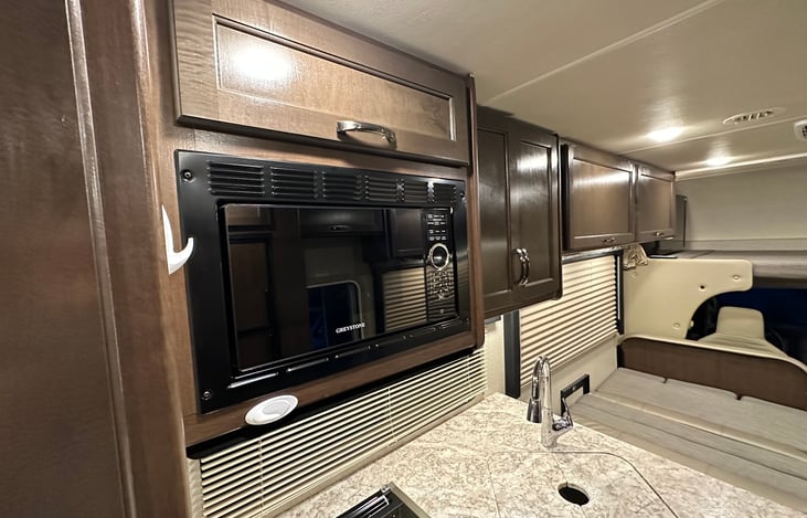 Microwave Oven with Convection