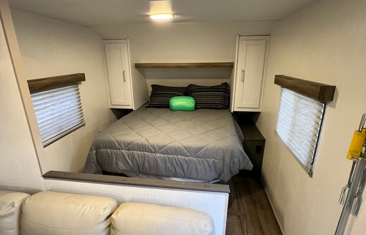 3 inch cooling memory foam mattress topper. 4 pillows two memory foam two standard fiber fill.