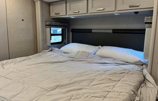 Luxury 2023 Thor Sleeps 8+