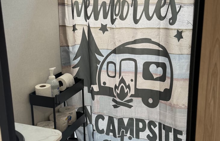 bathroom w/ toilet, shower, sink