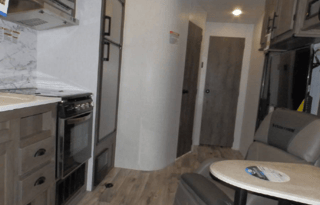 Travel Trailer w/overhead bunk (3 Miles fromStrip)