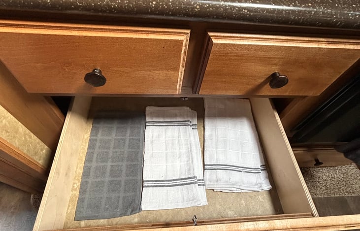 Comes with 4 kitchen towels