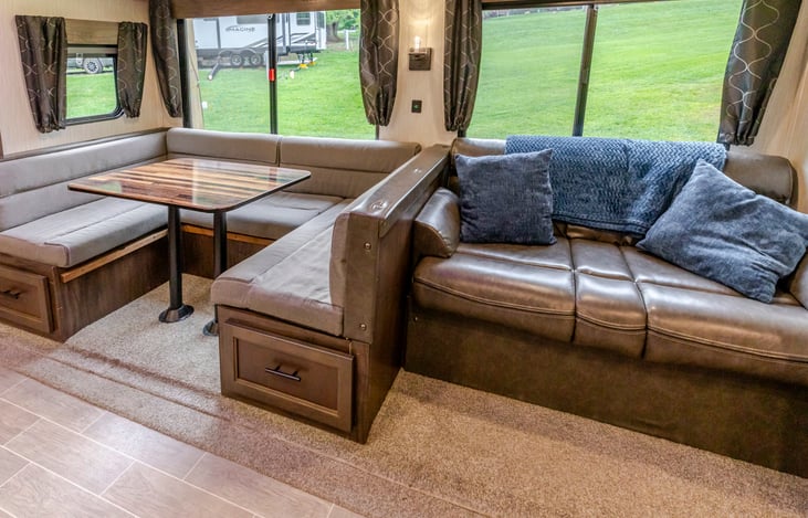Fold-down couch and Dinete area