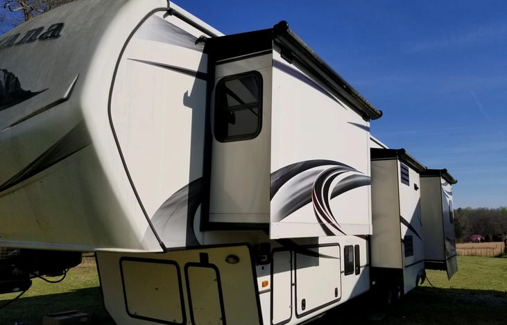 Beautiful 4 Slides Makes This 38 Foot Travel Trailer A Huge Place to ...