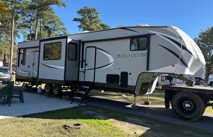 2018 Toy hauler with 2 slides