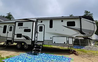 Prime Time Crusader fifth wheel 395BHL 50AMP