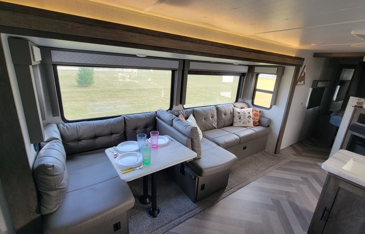 VersaLounge and U-Shape Dinette | Lounge configuration