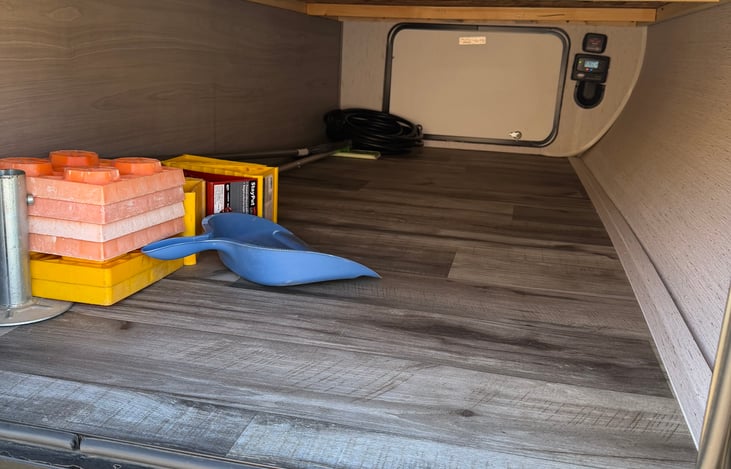 Front storage compartment