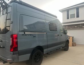Winnebago Revel 44E