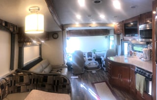 Glory Bound Adventure Coach *2 BATHROOMS*