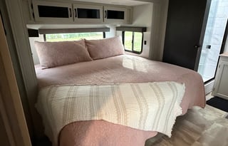 Luxury & Comfort 5th Wheel– Perfect for Adventures