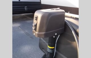 32ft SMART HOME CAMPER WiTH HOT TUB & MESAGE CHAiR