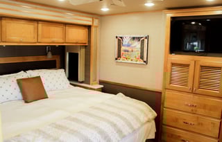 Luxury RV 2021 tiffin-private bedroom, 4 slideouts