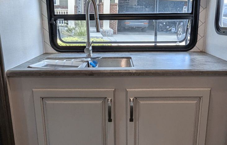 Dual Basin sink with large windows