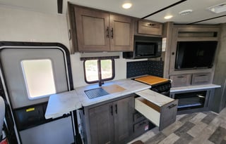 2022 FR3 34DS Class-A(Gas) Sleeps Up to 8 + Tent