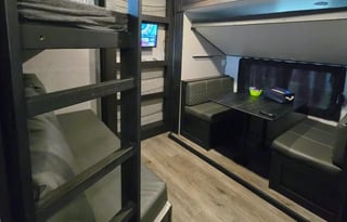 The Easy Living Retreat | Spacious RV + 1.5 Bath