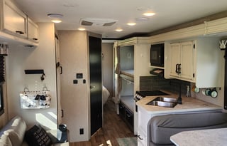 Sleeps 8 with Queen, Bunkbeds, Shower, Kitchen+