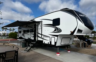 Luxury Camping! Fully Equipped 35ft 5th Wheel!