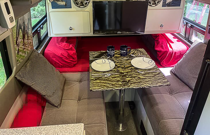 Dinner table sets up very quickly.