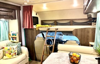 The Queen Bea: Class C 2018 Jayco Greyhawk 31FS