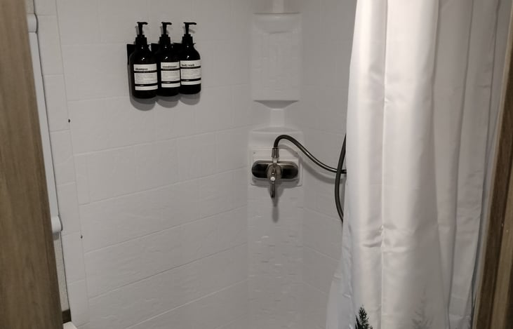 Comes with full bottles of shampoo, conditioner and body wash.