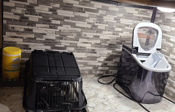 Stove, Ice Maker, Dish drainer