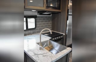 2021 AirBnB on Wheels  Kodiak Ultralite 283BHSL