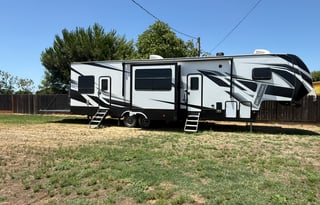 The Triton Luxe Lounge-2022 toy hauler