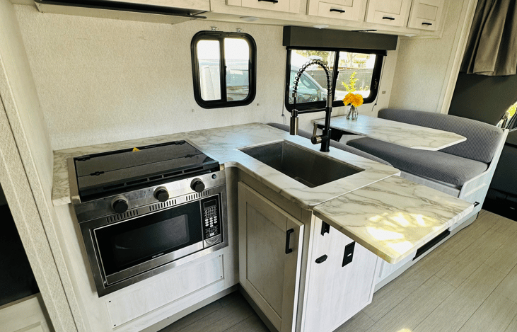 XL Dinette Storage Drawers;
Convection Microwave
Large Sink
Industrial high faucet
Pop up extra counter space